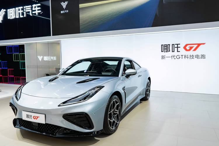 深圳264哪吒汽车在智能汽车领域的表现，领途汽车在新能源汽车市场中的影响力